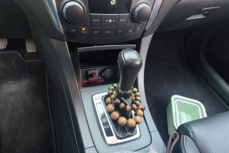 Used Suzuki Kizashi 2011 2.4L Two-Wheel Drive Luxury Navigation Edition Gear Lever