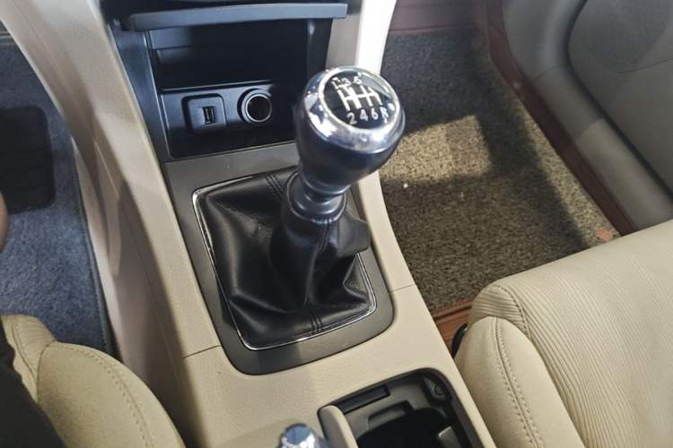 Used Suzuki Kizashi 2011 2.4L Two-Wheel Drive Manual Standard Edition Gear Lever