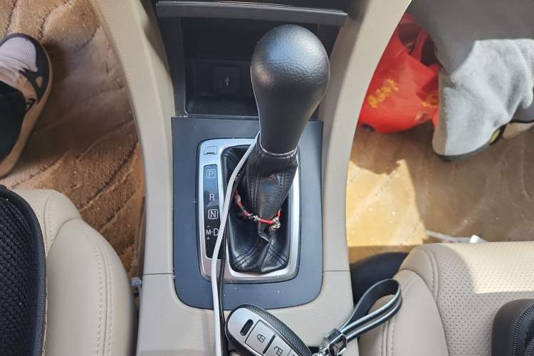 Used Suzuki Kizashi 2011 2.4L Two-Wheel Drive CVT Standard Edition Gear Lever