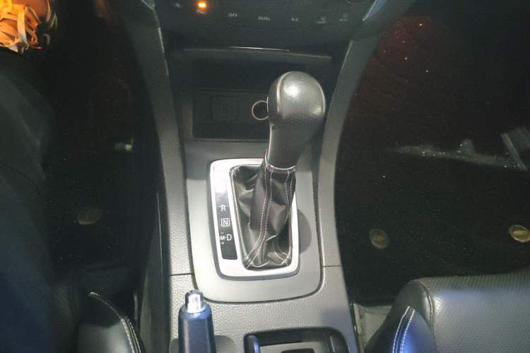 Used Suzuki Kizashi 2011 2.4L Two-Wheel Drive Luxury Navigation Edition Gear Lever