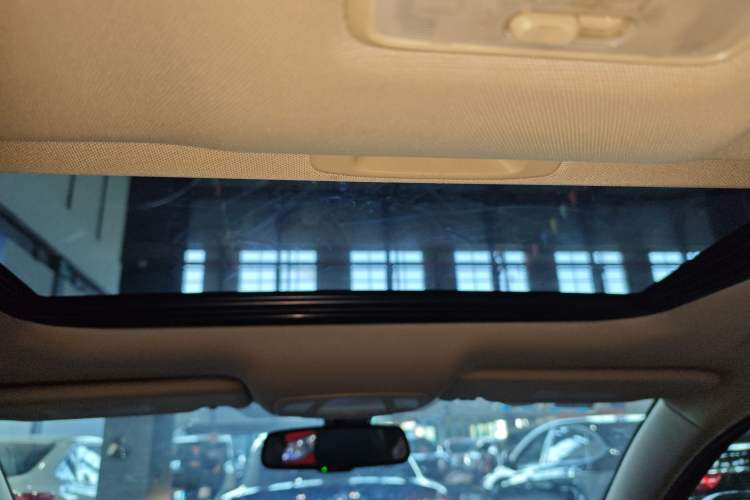 Used Suzuki Kizashi 2011 2.4L Two-Wheel Drive CVT Standard Edition Headliner