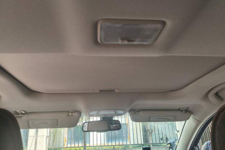 Used Suzuki Kizashi 2011 2.4L Two-Wheel Drive Sport with Navigation Headliner