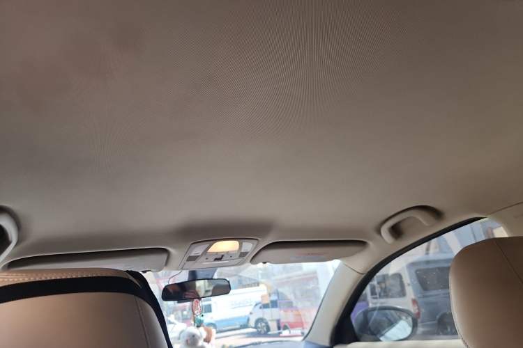 Used Suzuki Kizashi 2011 2.4L Two-Wheel Drive CVT Standard Edition Headliner