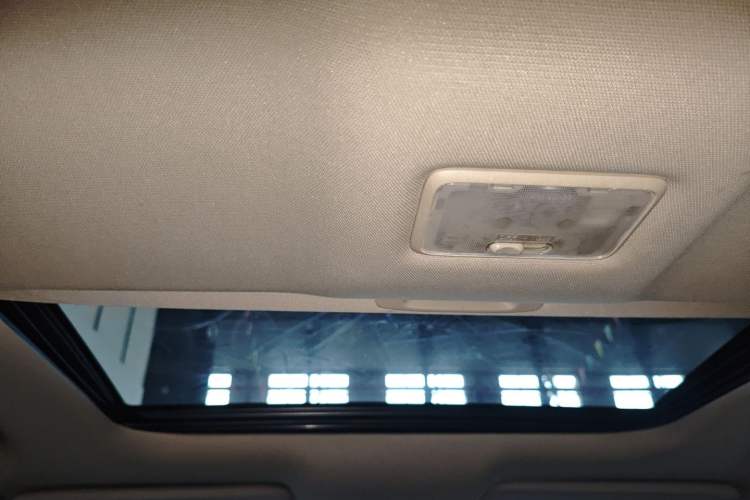 Used Suzuki Kizashi 2011 2.4L Two-Wheel Drive Luxury Navigation Edition Headliner