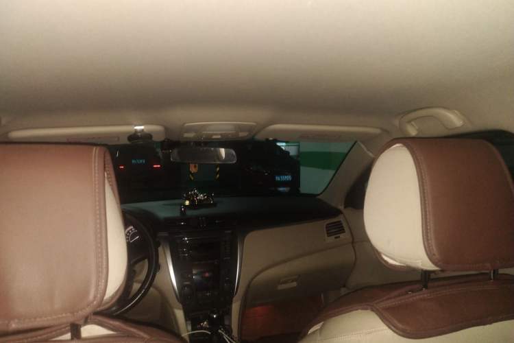 Used Suzuki Kizashi 2011 2.4L Two-Wheel Drive Manual Standard Edition Headliner