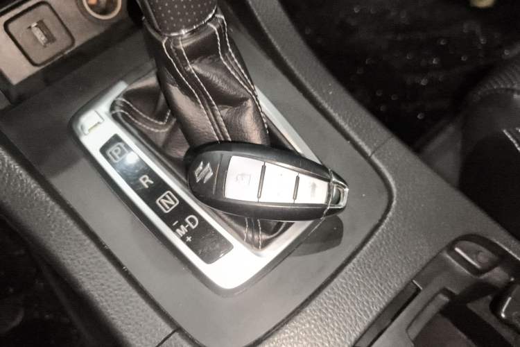Used Suzuki Kizashi 2011 2.4L Two-Wheel Drive CVT Standard Edition Interior 1