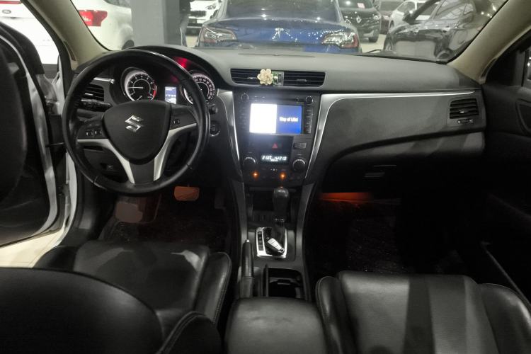 Used Suzuki Kizashi 2011 2.4L Two-Wheel Drive CVT Standard Edition Interior 2