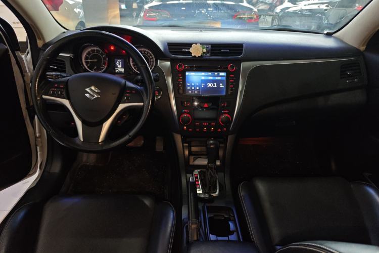 Used Suzuki Kizashi 2011 2.4L Two-Wheel Drive CVT Standard Edition Interior 2