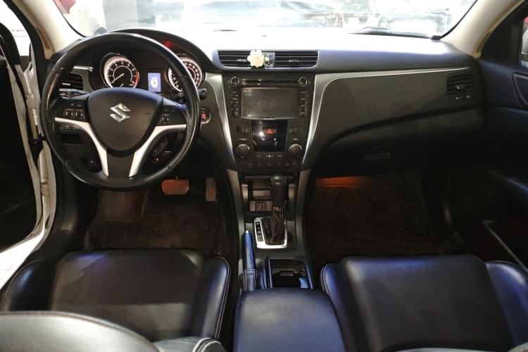 Used Suzuki Kizashi 2011 2.4L Two-Wheel Drive Luxury Navigation Edition Interior 2