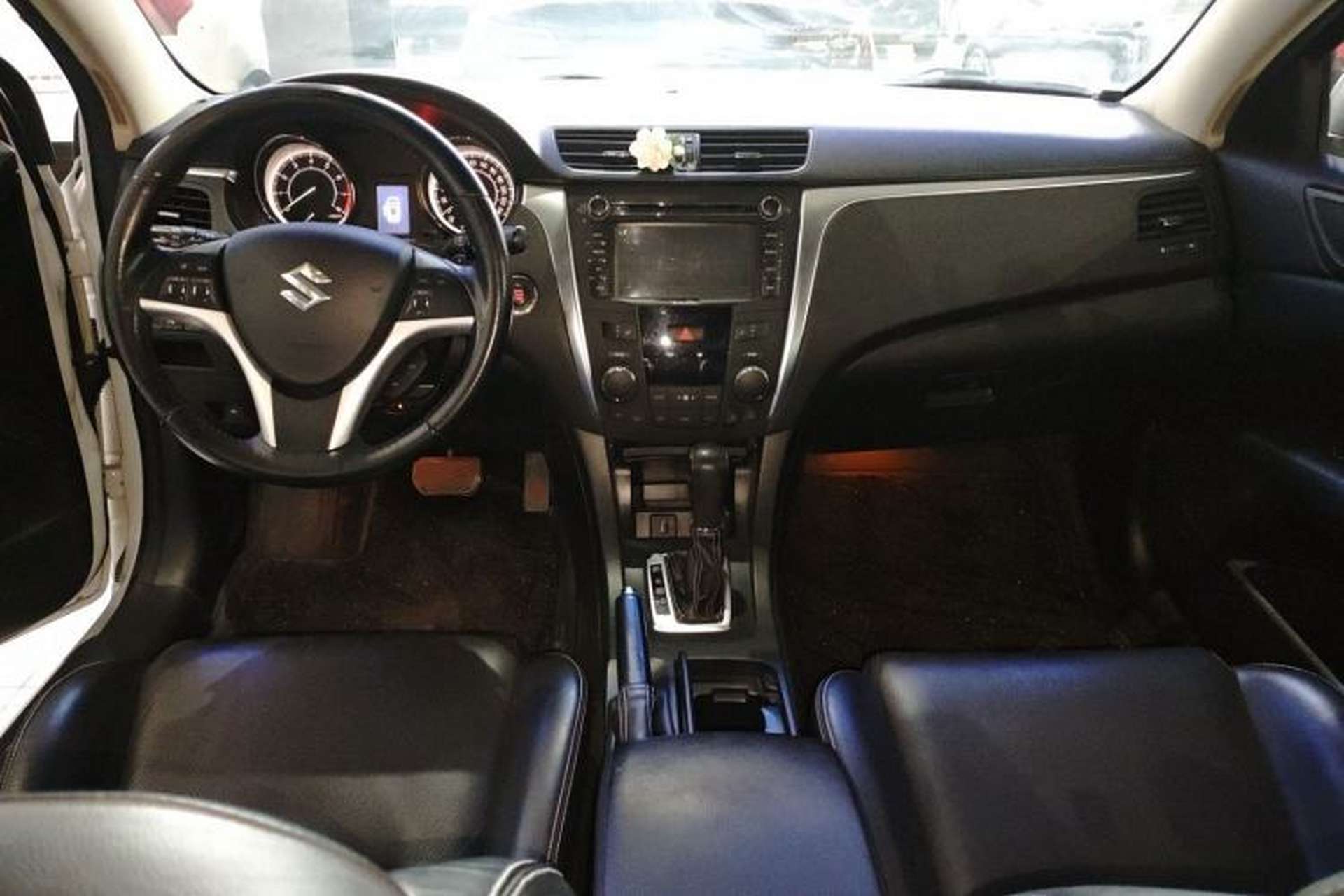 Used Suzuki Kizashi 2011 2.4L Two-Wheel Drive Luxury Navigation Edition Interior 2