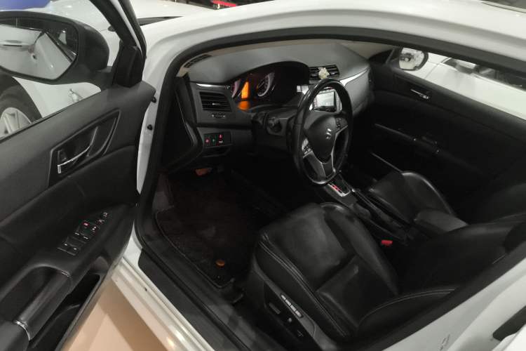 Used Suzuki Kizashi 2011 2.4L Two-Wheel Drive CVT Standard Edition Interior 3