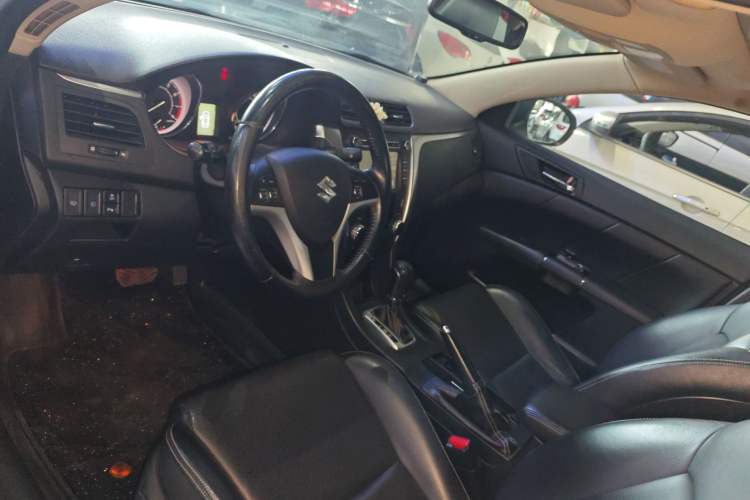 Used Suzuki Kizashi 2011 2.4L Two-Wheel Drive CVT Standard Edition Interior 3