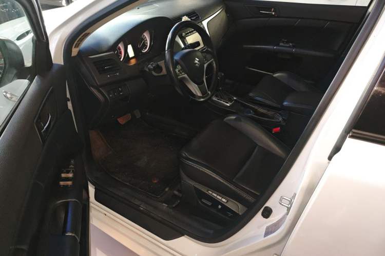 Used Suzuki Kizashi 2011 2.4L Two-Wheel Drive Luxury Navigation Edition Interior 3