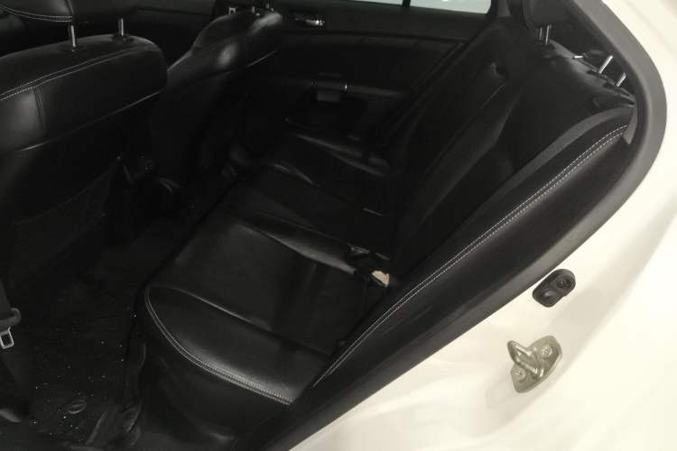 Used Suzuki Kizashi 2011 2.4L Two-Wheel Drive CVT Standard Edition Interior 4