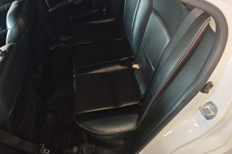 Used Suzuki Kizashi 2011 2.4L Two-Wheel Drive CVT Standard Edition Interior 4