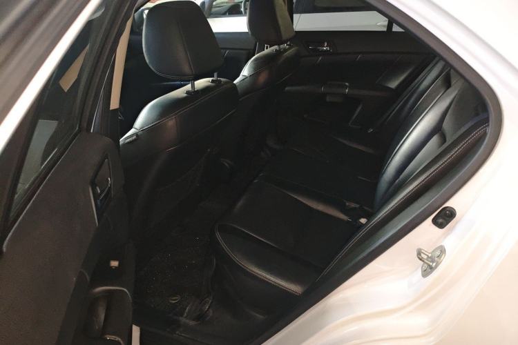Used Suzuki Kizashi 2011 2.4L Two-Wheel Drive Luxury Navigation Edition Interior 4