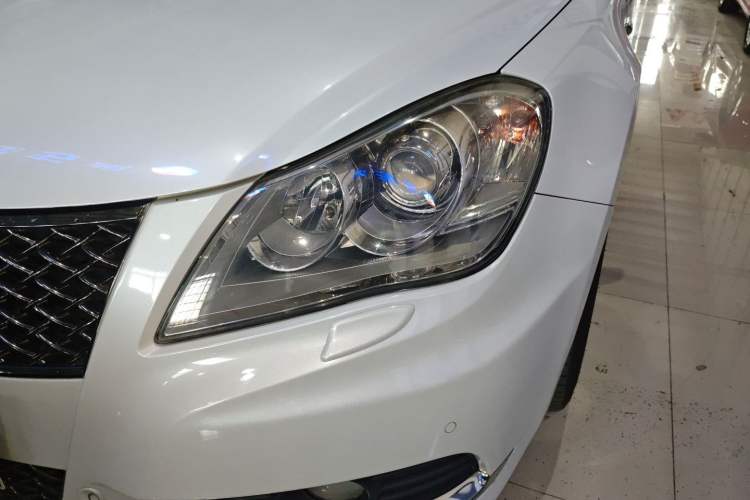 Used Suzuki Kizashi 2011 2.4L Two-Wheel Drive Luxury Navigation Edition Left Front Headlight