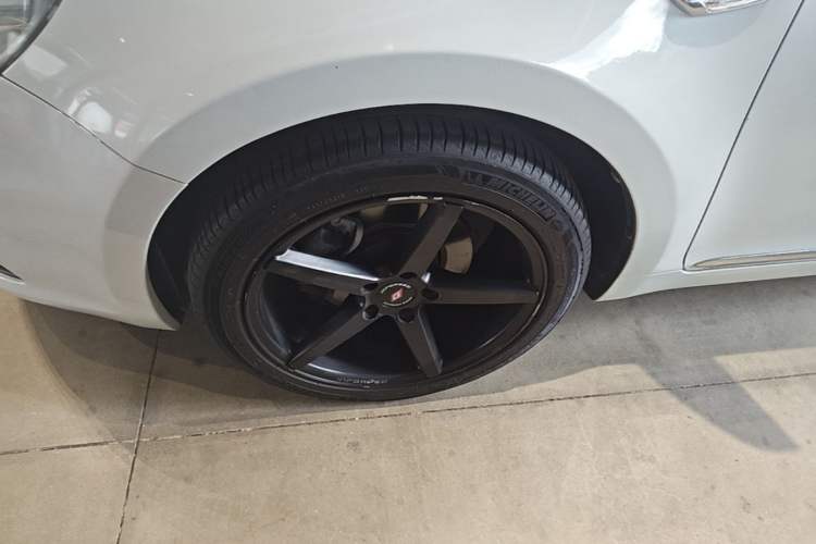 Used Suzuki Kizashi 2011 2.4L Two-Wheel Drive Manual Standard Edition Left Front Wheel Hub