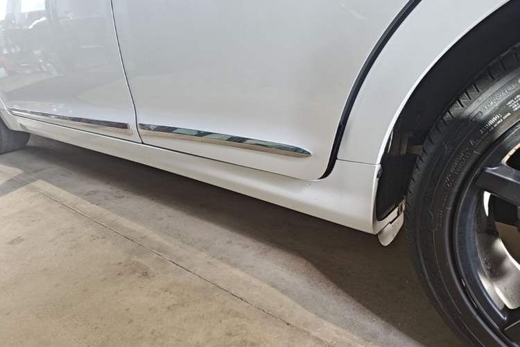 Used Suzuki Kizashi 2011 2.4L Two-Wheel Drive Manual Standard Edition Left Side Sill