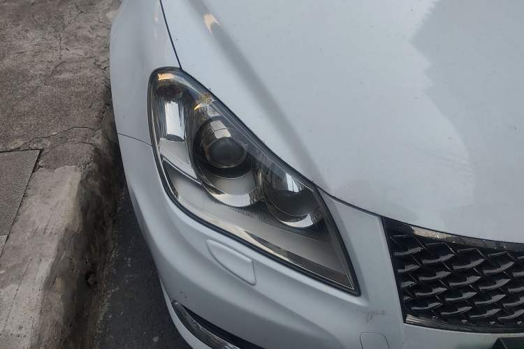 Used Suzuki Kizashi 2011 2.4L Two-Wheel Drive Luxury Navigation Edition Right Front Headlight