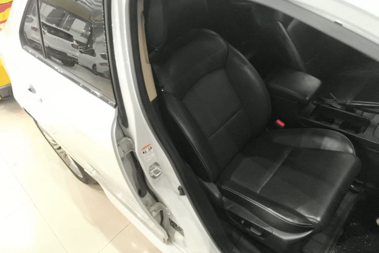 Used Suzuki Kizashi 2011 2.4L Two-Wheel Drive CVT Standard Edition Right Front Seat
