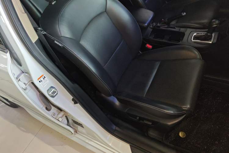 Used Suzuki Kizashi 2011 2.4L Two-Wheel Drive CVT Standard Edition Right Front Seat