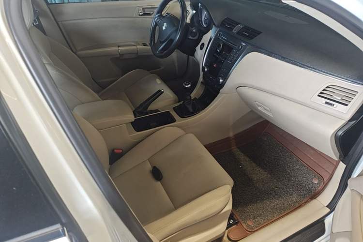 Used Suzuki Kizashi 2011 2.4L Two-Wheel Drive Manual Standard Edition Right Front Seat