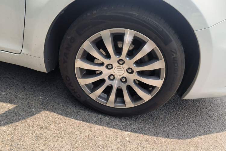 Used Suzuki Kizashi 2011 2.4L Two-Wheel Drive Manual Standard Edition Right Front Wheel Hub