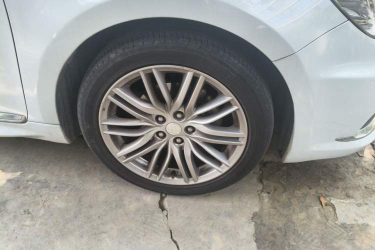 Used Suzuki Kizashi 2011 2.4L Two-Wheel Drive Sport with Navigation Right Front Wheel Hub