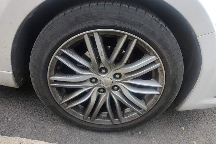 Used Suzuki Kizashi 2011 2.4L Two-Wheel Drive Luxury Navigation Edition Right Front Wheel Hub