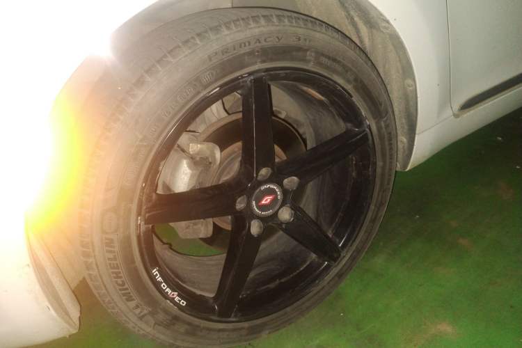 Used Suzuki Kizashi 2011 2.4L Two-Wheel Drive Manual Standard Edition Right Front Wheel Hub