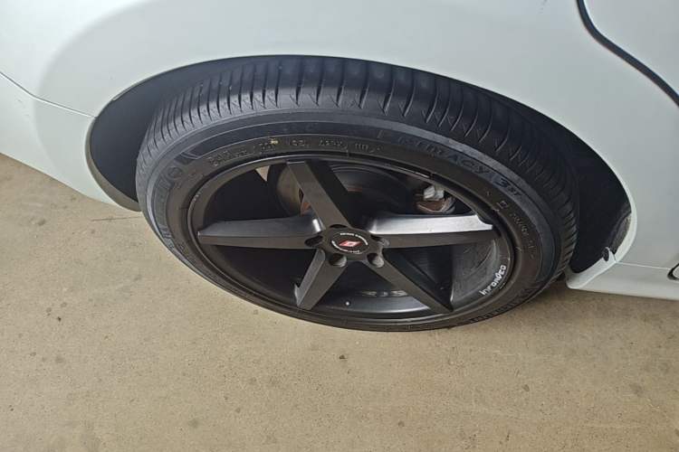 Used Suzuki Kizashi 2011 2.4L Two-Wheel Drive Manual Standard Edition Right Rear Wheel Hub