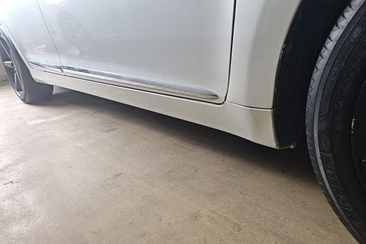Used Suzuki Kizashi 2011 2.4L Two-Wheel Drive Manual Standard Edition Right Side Sill