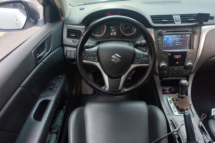 Used Suzuki Kizashi 2011 2.4L Two-Wheel Drive Luxury Navigation Edition Steering Wheel