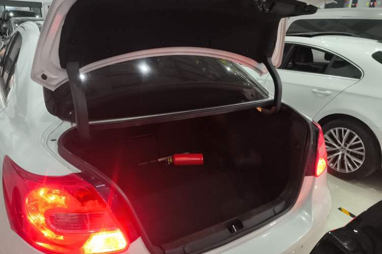 Used Suzuki Kizashi 2011 2.4L Two-Wheel Drive CVT Standard Edition Trunk