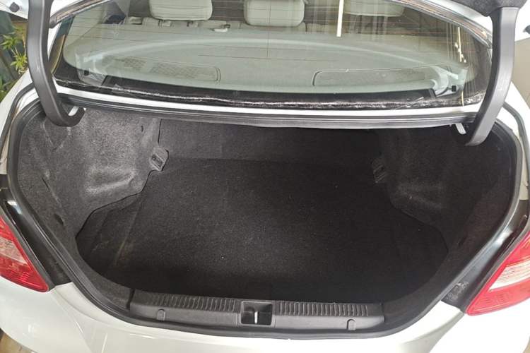 Used Suzuki Kizashi 2011 2.4L Two-Wheel Drive Manual Standard Edition Trunk