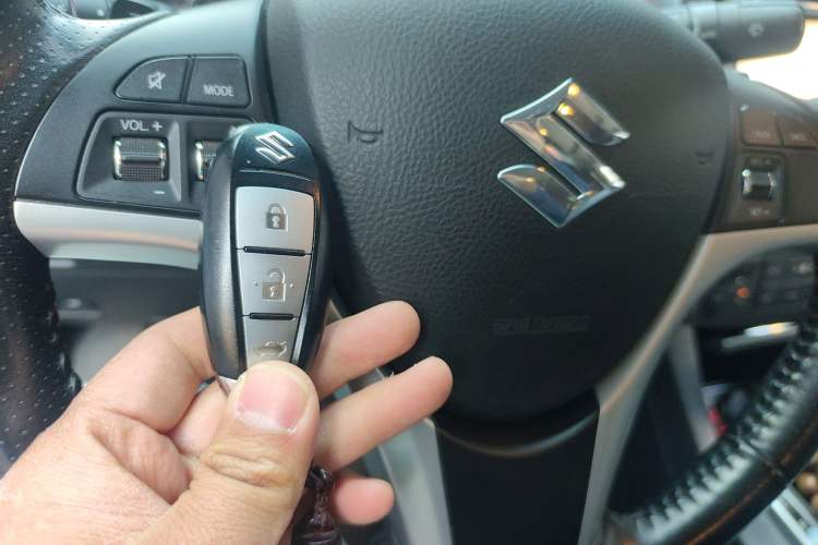Used Suzuki Kizashi 2011 2.4L Two-Wheel Drive Luxury Navigation Edition Vehicle Key