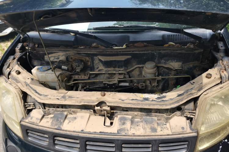 Used Suzuki Landy 2010 1.2L Manual Comfort Version – Sunshine Edition Engine Bay