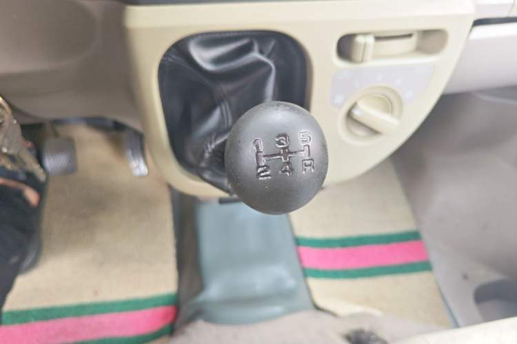 Used Suzuki Landy 2010 1.2L Manual Comfort Version – Sunshine Edition Gear Lever