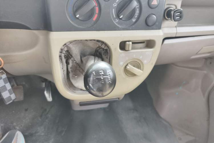 Used Suzuki Landy 2010 1.2L Manual Comfort Version – Sunshine Edition Gear Lever