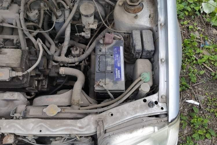 Used Suzuki Lingyang 2012 1.3L Base Version Engine Bay Left