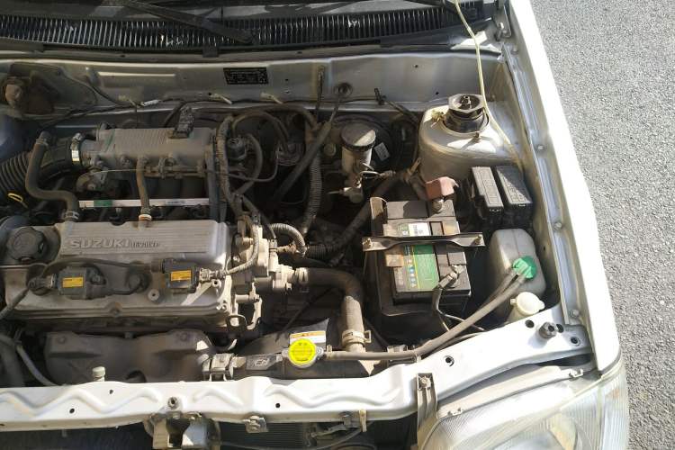 Used Suzuki Lingyang 2012 1.3L Base Version Engine Bay Left