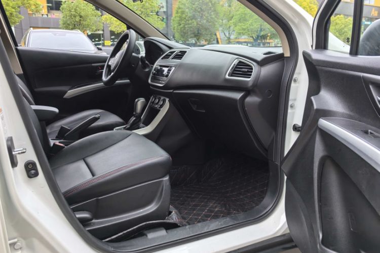 Used Suzuki S-Cross 2015 1.6L CVT Two-Wheel Drive Entry-Level Trim Interior 5