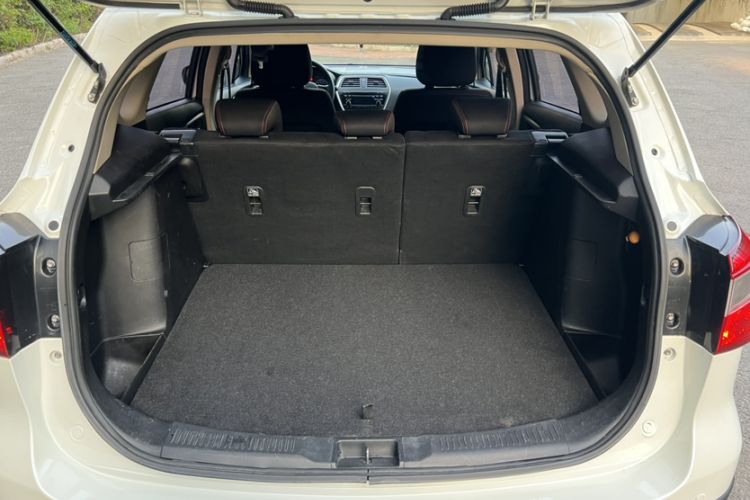 Used Suzuki S-Cross 2015 1.6L Manual Two-Wheel Drive Entry Model Interior 6