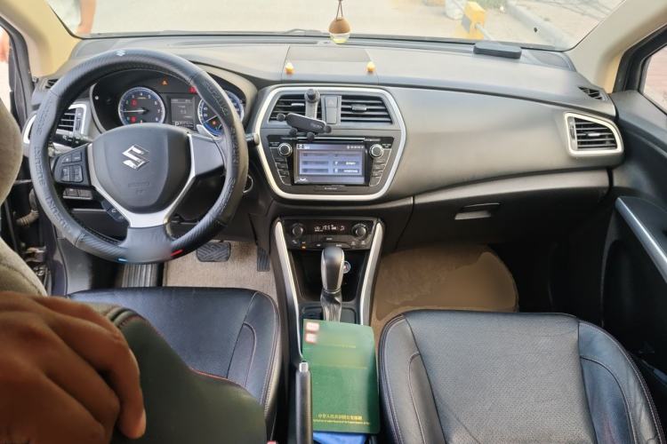 Used Suzuki S-Cross 2014 1.6L CVT Two-Wheel Drive Elite Version Center Console