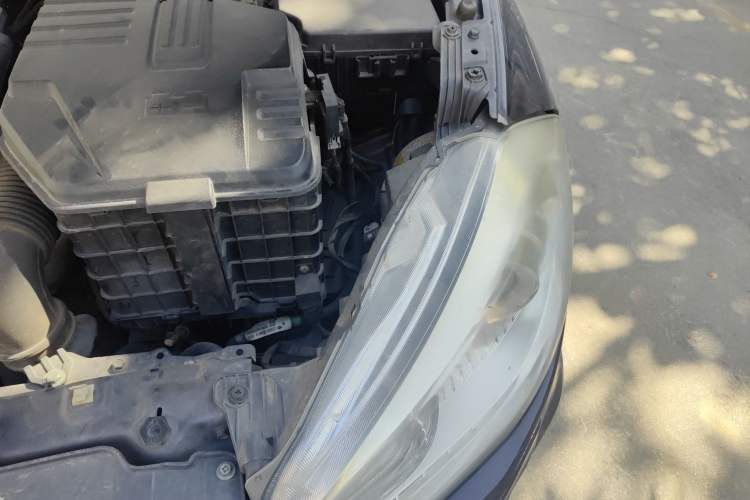Used Suzuki S-Cross 2014 1.6L CVT Two-Wheel Drive Elite Version Engine Bay Left