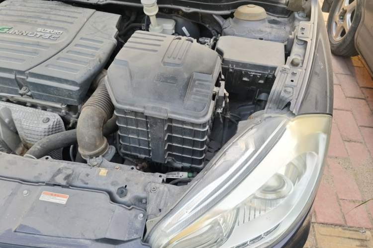 Used Suzuki S-Cross 2014 1.6L CVT Two-Wheel Drive Elite Version Engine Bay Left