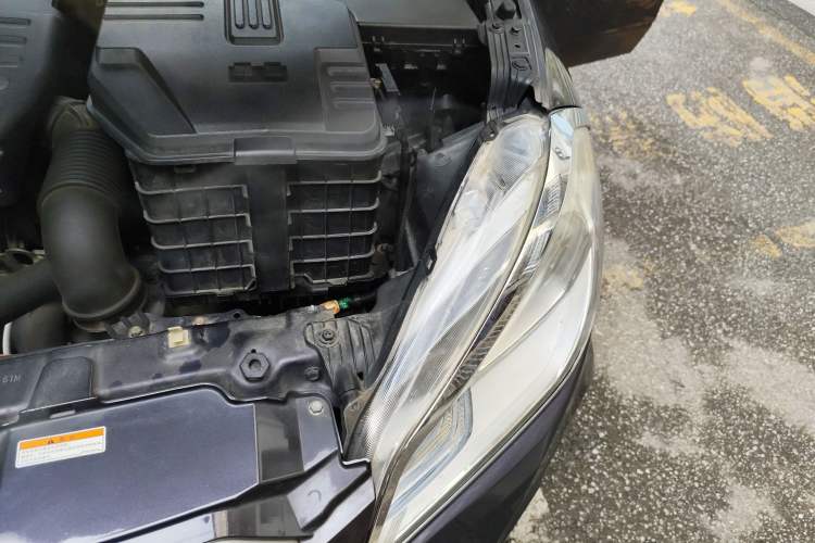 Used Suzuki S-Cross 2014 1.6L CVT Two-Wheel Drive Entry Model Engine Bay Left
