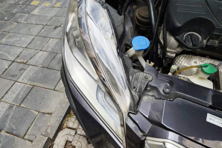 Used Suzuki S-Cross 2014 1.6L CVT Two-Wheel Drive Entry Model Engine Bay Right