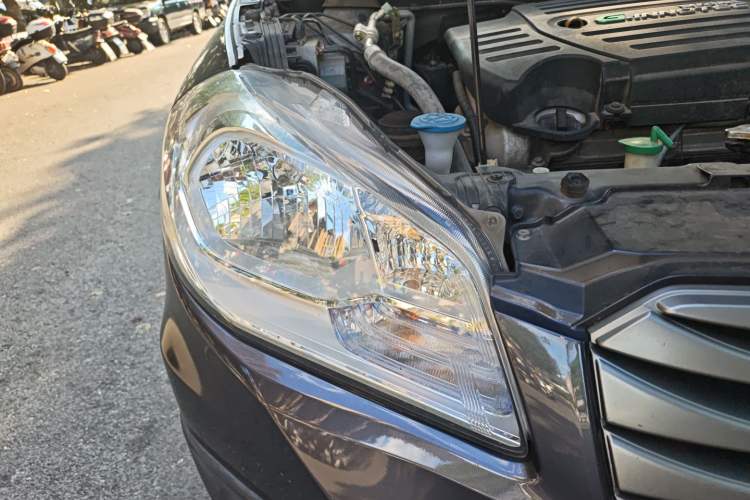 Used Suzuki S-Cross 2014 1.6L CVT Two-Wheel Drive Entry Model Right Front Headlight